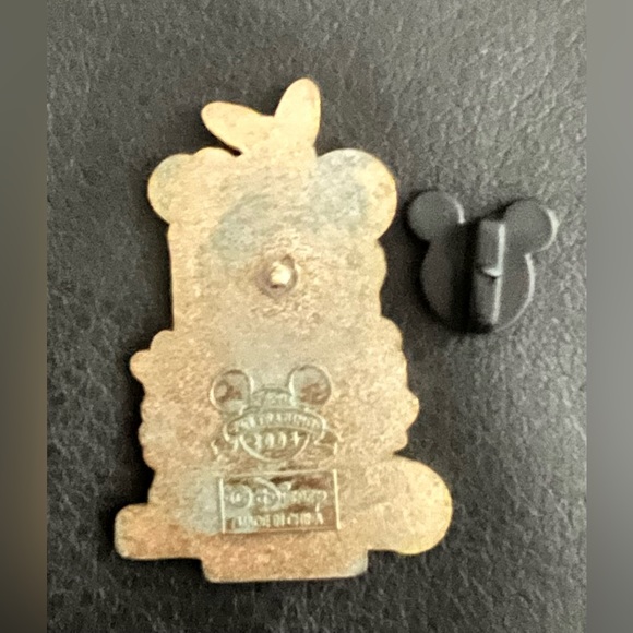 Disney: 2004 Mickey & Friends Pin - Picture 4 of 5